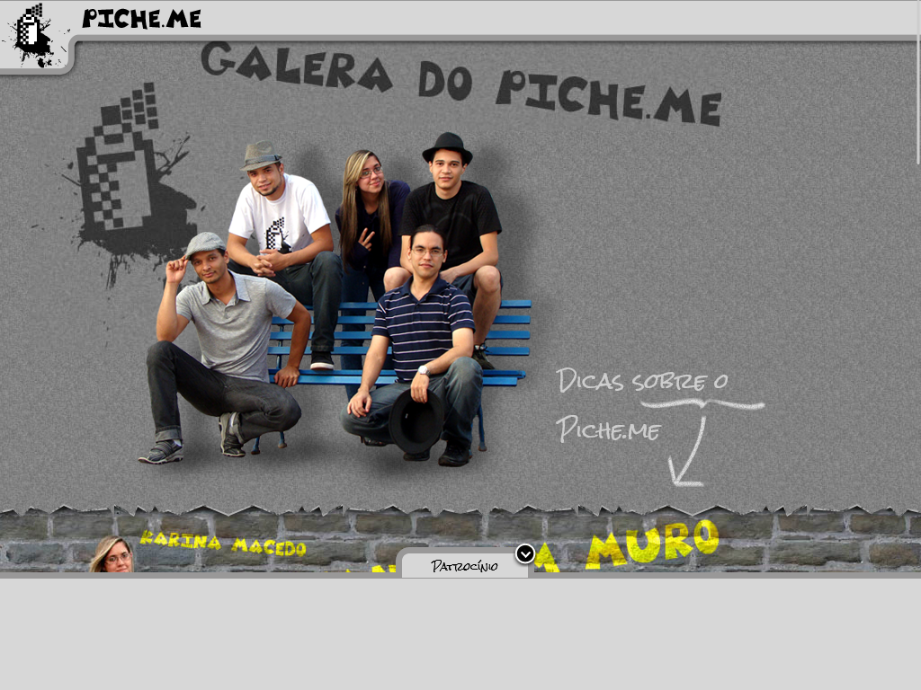 Página sobre o time do piche.me, contendo uma foto do time em um banco de praça azul sobre um fundo texturizado. Página sobre o time do piche.me, contendo uma foto do time em um banco de praça azul sobre um fundo texturizado.
