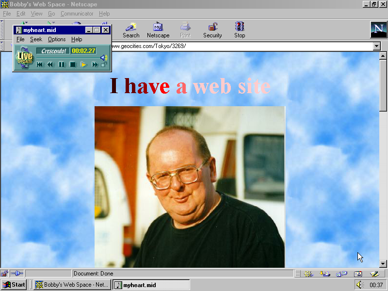 Captura de tela do site Bob's Web Space, com uma foto de um senhor no centro da página, cuja imagem de fundo é um céu azul com nuvens, e cujo título, I have a web site, está em Times New Roman em degradê vermelho, do mais escuro ao mais claro. Captura de tela do site Bob's Web Space, com uma foto de um senhor no centro da página, cuja imagem de fundo é um céu azul com nuvens, e cujo título, I have a web site, está em Times New Roman em degradê vermelho, do mais escuro ao mais claro.