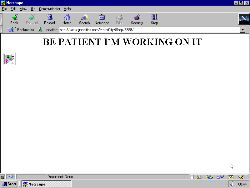 Captura de uma página praticamente em branco, contendo somente um título em caixa alta dizendo BE PATIENT I'M WORKING ON IT, seguido de uma imagem quebrada na linha seguinte. Captura de uma página praticamente em branco, contendo somente um título em caixa alta dizendo BE PATIENT I'M WORKING ON IT, seguido de uma imagem quebrada na linha seguinte.